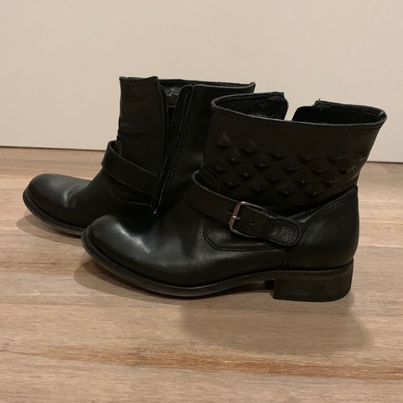 𝅺Shoestock ankle black leather boot with buckle and zipper  size 6 gently used. - Picture 3 of 15